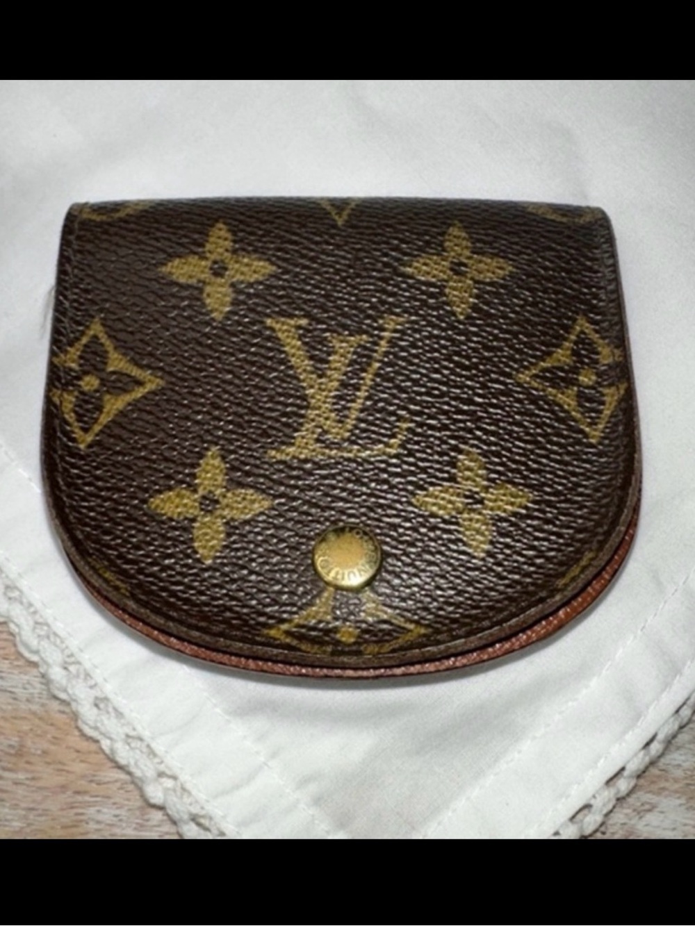 AUTHENTIC Louis Vuitton Vintage 1988 coin wallet. Monogram pattern.